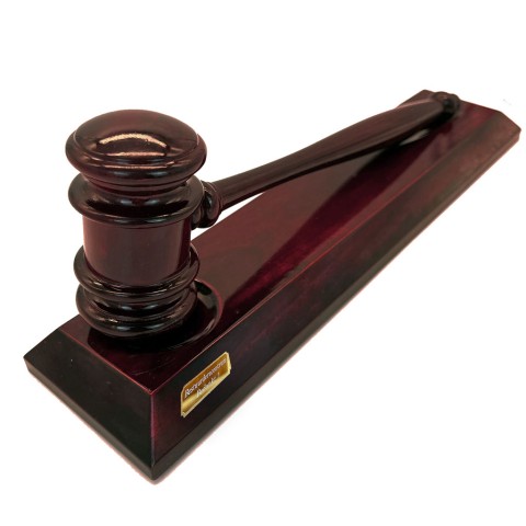 Luxe hoogglans desk-hamer met houten houder verpakt in stijlvolle houten kist