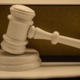 Witte Voorzittershamer met inscriptie: Het Zuivere Symbool van Verbinding en Ceremonie