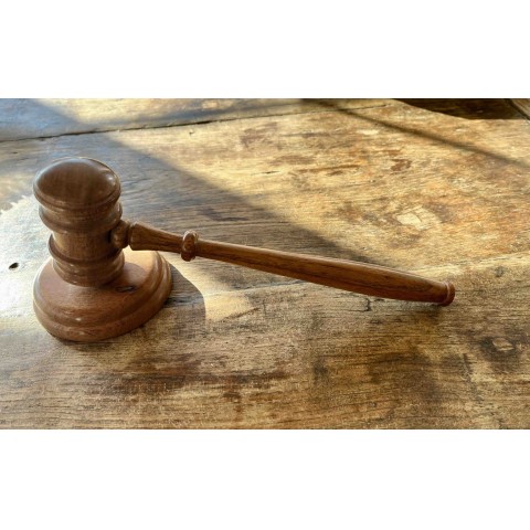 Houten Voorzittershamer met inscriptie: Traditie en Gezag in Pure Natuurlijke Vorm